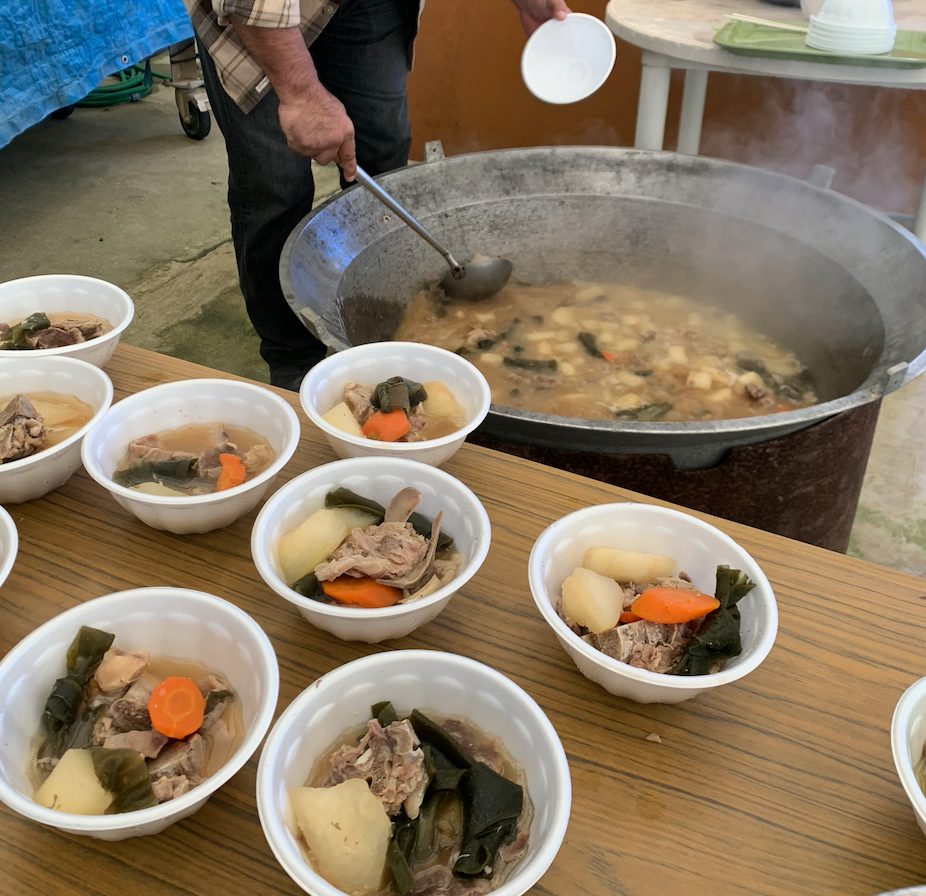 大鍋で作った「牛汁」と手作りおにぎりで、心も体も温まる3時チャー（休憩時間）